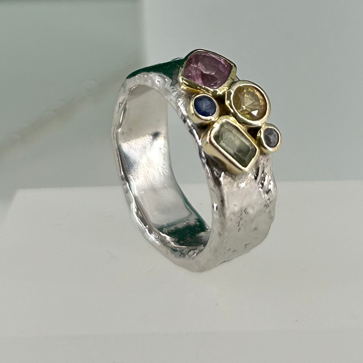 Stunning coloured sapphire ring - ONE OFF