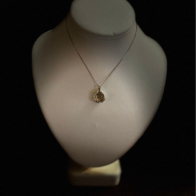 9ct gold Water cast pendant and 18" 9ct curb chain