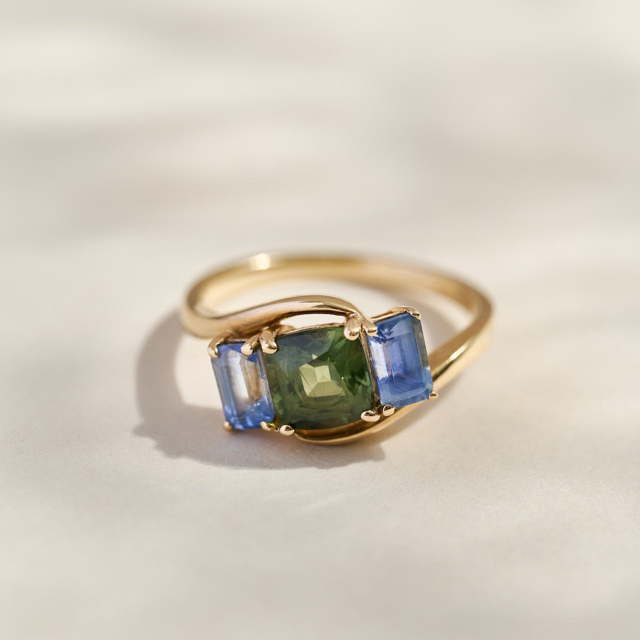 Harlequin Trilogy Cornflower Blue and Green Sapphire 18ct Gold Ring